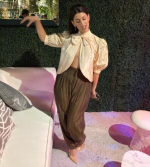 Ayden Mayeri Instagram - 🪩Thanks for having this sweaty dance cat at your party #mptf 🕺🏻

•vintage wardrobe & antique upcycled earrings by NinaFelice•

#vintage #sustainablefashion #slowfashion #greencarpet