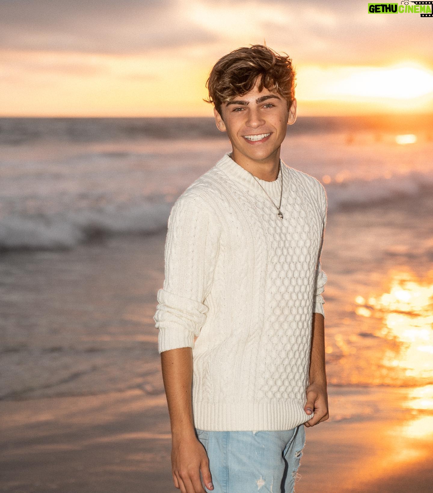 Ayden Mekus - 27K Likes - Beach Vibes 🏖 Love you all!
.
Spam 💙💙💙 for a chance at Rare 📸