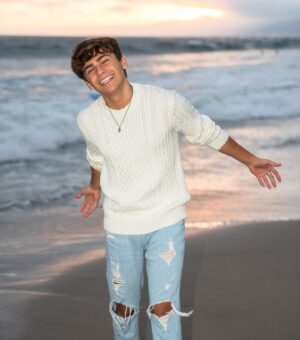 Ayden Mekus Instagram - Beach Vibes 🏖 Love you all!
.
Spam 💙💙💙 for a chance at Rare 📸