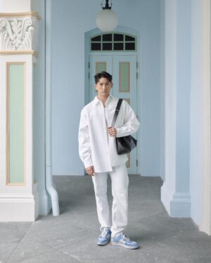 Ayden Sng Instagram - if it ain’t blue, it ain’t choo 🩵 @jimmychoo⁣⁣
⁣⁣
tourist in my own country in the most eye-catching shoes ✨⁣
⁣
#JimmyChoo #JimmyChooCinch⁣
⁣⁣