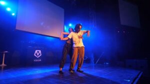 Aye Hasegawa Instagram - 1/3
My dream came true, I danced with my idol😻
@danielcaesar 
@hermusicofficial 
#bestpart
#shaunevaristo 
#ayehasegawa