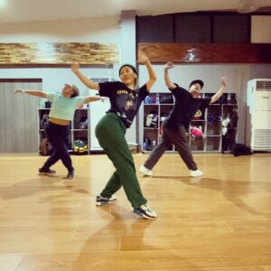 Aye Hasegawa Instagram - Wow my life is totally different a year ago. This was me teaching in the Philippines in March 2020. Right before the lock down🙀 Missing travel, people, energy and having no fear. 
This song is called “Dose she know”. She(i) clearly didn’t know what was about to happens to the world.lol🤦🏻‍♀️
Just wanted to share☺️
Danced with @bezelgin and @angeldatanagan