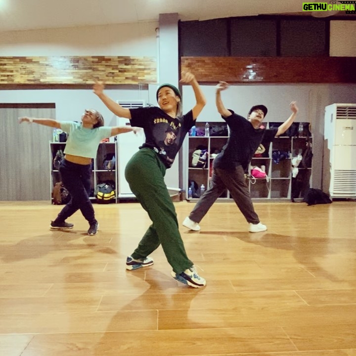 Aye Hasegawa - 1.7K Likes - Wow my life is totally different a year ago. This was me teaching in the Philippines in March 2020. Right before the lock down🙀 Missing travel, people, energy and having no fear.
This song is called “Dose she know”. She(i) clearly didn’t know what was about to happens to the world.lol🤦🏻♀️
Just wanted to share☺️
Danced with @bezelgin and @angeldatanagan
