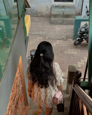 Ayesha Kaduskar Instagram - yesterday was a beautiful, quiet day. 
thanks to my friends and family for letting me have it exactly the way i wanted it. 
here’s to 28 years around the ☀️

p.s. someone make the clock stop now 🙃