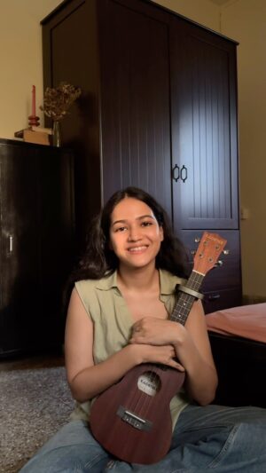 Ayesha Kaduskar Instagram - farq hai by suzonn ✨
(earphones recommended)

it’s been a minute since i put out a cover, but was gifted the loveliest ukulele this year and knew i had to :)