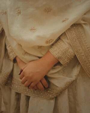 Ayesha Khan Instagram - Eid Mubarak🌙
Wearing @asbaabofficial 
Captured by- @fokuscreations