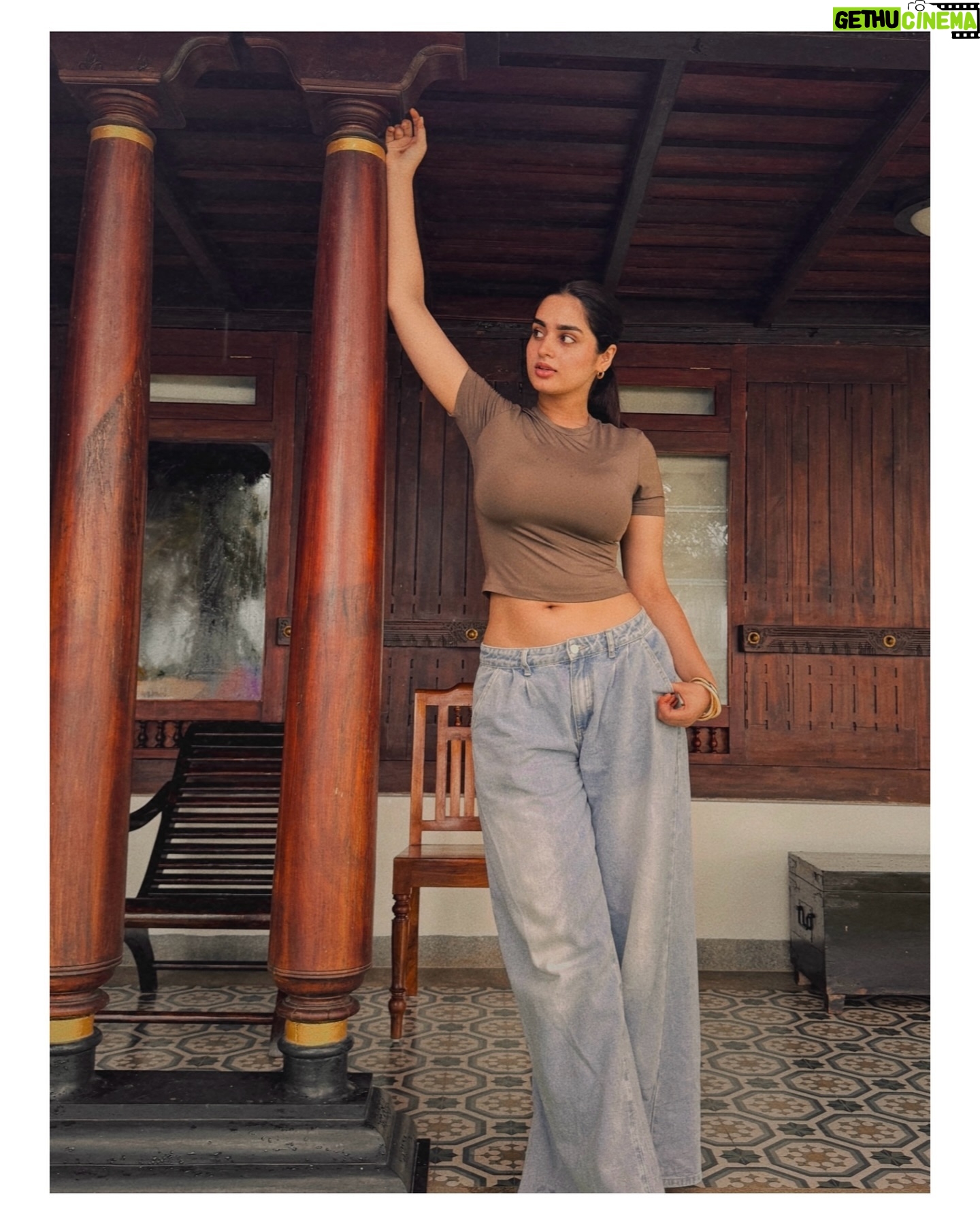 Ayesha Khan - 1.2 Million Likes - Oh kochi🌴🤍