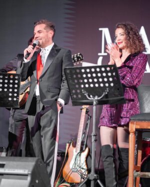 Ayfer Dönmez Instagram - Vee sahne.. O zaman en en önce 9 yıl önce ders almaya başladığım harika insan @elifcaglarmuslu ve ardından devam ettiğim bir başka harika insan @randykesen ‘e çok teşekkür ederim ❤️❤️ 

Her zaman yüreklendiren, sevgi dolu enerjisiyle @kenandogulu ve canlarım @berenn_saat , @belcimbilgincom @mugesarioglu,  @iremsent  iyi ki yanımdaydınız ❤️ Gece Beren’le birlikte  Kenan’dan aldığımız sahne dersleriyle devam etmişti.. 🎵 🎶 🎵🎙 🦚