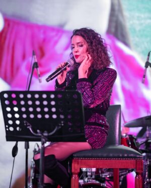 Ayfer Dönmez Instagram - Vee sahne.. O zaman en en önce 9 yıl önce ders almaya başladığım harika insan @elifcaglarmuslu ve ardından devam ettiğim bir başka harika insan @randykesen ‘e çok teşekkür ederim ❤️❤️ 

Her zaman yüreklendiren, sevgi dolu enerjisiyle @kenandogulu ve canlarım @berenn_saat , @belcimbilgincom @mugesarioglu,  @iremsent  iyi ki yanımdaydınız ❤️ Gece Beren’le birlikte  Kenan’dan aldığımız sahne dersleriyle devam etmişti.. 🎵 🎶 🎵🎙 🦚