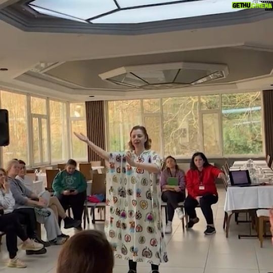 Ayşe Burcu Eren - 123 Likes - Kendi karanlığına ışık tutacak olan sensin Çekirge📌
Çünkü, aydınlık ve karanlık senin kullanabileceğin kaynakların.🦋
Bu ikiliğe dualite deniyor.🌈
Dualite: Latince kökenli duo (iki) kelimesinden türemiştir.
Zıtlıkların prensibi olarak konuşulsa da, aslında evrende zıt olan birşey yoktur herşey birbirini tamamlar.☘️
Her şey, birbirini içerir, birbirini bütünler.🎈
Ruh - beden
Somut - soyut,
Doğum - ölüm,
Eril - dişil
Aydınlık - Karanlık
Sol -Sağ
Negatif -Pozitif
Sevgi -Korku
Dalitenin olmadığı hal varlığın eril ya da dişil olmadığı hal olarak ifade edilir.☘️
Biz; kendi içimizdeki bilgiyi anlamak için çıktığımız yaşam yolculuğunda, taşıdığımız tüm dualite niteliklerini tanımak ve anlamak için buradayız.🌈
Dünya gezegeni, zıtlıklar prensibi de denilebilen dualiteyi uygulayacak en uygun yerdir.📌
Bu sebeple atom altı parçacıklar tutun da; karanlık ve aydınlık enerjiye kadar; bu ikilik her boyutta mevcuttur.
Öyleyse; içinde karanlık diye adlandırdığın o korkunun da, sevgiden geldiğini bilmek, sana ne kazandırır Çekirge?🩷
#çekirge
#çekirgesohbetleri
#çekirgesohpetleri
#kisiselgelisim
#aydınlık
#Sevgi
#dualite