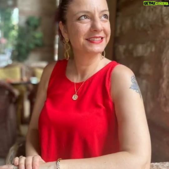 Ayşe Burcu Eren - 255 Likes - Kim demiş ki olmaz diye? Yeter ki sen candan iste.
Gerçekten nedir candan istemek?
Hemen söylüyorum!
🧩Tüm varlığınla istemek
🧩Olmazsa olmaz diyecek kadar çok istemek.
🧩Onun için çabalamak.
🧩Bunisteğin için yola çıkmak,
🧩Yolda düşmek tekrar kalkmak
🧩Sonra tekrar düşmek.
🧩Sonra tekrar kalkmak.
🧩Sonra tekrar
🧩Ve tekrar ve tekrar.
🧩Azmetmek.
🧩Devam etmek.
🧩Yolda kalmak.
🧩İnanmak.
🧩İnanarak devam etmek.
🧩Ve akışa bırakmak.
🧩Tevekkül etmek
🧩Benim için hayırlısı ise olsun diyebilmek.
🧩Ve kavuşmak.
🧩Ya da kavuşamamak.
🧩Kavuşursan Eyvallah demek.
🧩Kavuşamazsan da Eyvallah vardır bunda da bir hayr diyebilmek.
🧩E candan da istesen bazen olmaması daha iyi değil mi Çekirge?
🧩"Olan da da olmayan da da bin hayr"
Öyle değil mi?
💜Sen yeter ki iste ve yolda kal.
🎀Haydi sevdim seni.
#çekirgesohbetleri
#çekirgeedebiyatı
#çekirgesohpetleri
#çekirgeduası
#psikoloji
#motivasyon
#farkındalık
#instaedebiyat
#instagood
#instamood