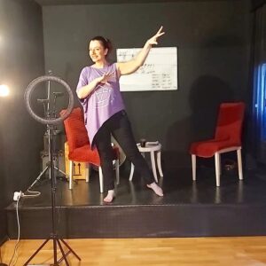Ayşe Burcu Eren Instagram - Gösteriye hazırlan tatlım.🎭

Hayatımın ilk kariyerini tiyatro sanatında,  İkincisini  de insan psikolojisinde yapıyorum.🕉

İkisi de ölene kadar gelişmeye devam tabii.♾

Sizinle daha da büyüyecek olan bir yolculuk bu.💯

Şimdi ikisini birleştirmek için kollar sıvandı.📽

Sahneydi, salonda, oyuncuydu, metindi kurguydu derken, çok etkileyici, zengin ve eğlenceli bir iş geliyor. 🎭

Haydi bakalım rastgele.🧿

Bir maşallah. Yolunuz açık olsun alırım yorumlara.🧿

Yola kiminle mi çıktım.
@birdenizsalman 🧿🎈❤

Yolda kimler mi eklenecek. 
Bakacağız.❤

🧿🧿🧿🕉🕉🕉♾♾♾7️⃣7️⃣7️⃣5️⃣0️⃣2️⃣8️⃣8️⃣8️⃣📽🪑🪑🛕💒🛣🎭🎭🎭

#gösteri #tiyatro #sahne #show #psikoloji #kişiselgelişim #motivasyonsözü #farkındalık #instahaber #hazırlık #eğlence #koçluk #yaşamkoçluğu