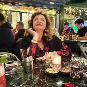 Ayşe Burcu Eren Instagram - Her 7 yılda bir dilediğimiz dilekler, bizim hayrımiza olacak şekilde oluyormuş.📌
Her 10 yılda bir düşünce yapımız tamamen değişiyormuş.📌
Yine Her 10 yılda bir, bazı ders alamadığımız olayları rekrar benzer bir şekilde yaşıyormuşuz.📌

Şimdi düşünüyorum da;
20 yaşımı
25 yaşımı
35 yaşımı
45 yaşımı

Hepsinde sanki bambaşka bir kadınım.
Ne değişmemiş biliyor musunuz?📍

Kalbimdeki; iyi niyet, sevgi fazlalığı, merhamet, vicdan, birlik bilinciyle, Allah inancı, Atatürk sevgisi, sanat aşkı, tiyatro sevgisi, hayvan sevgisi, güzellik anlayışı.🌈

Demek ki neymiş:
Düşünceler değişebilir fakat kalbindekiler hep aynı kalırmış.✔️
Çünkü bunlar sana doğarken verilen güzelliklermiş☘️.

Haydi Sevildin Çekirge.❤️❤️❤️

#kisiselgelisim #psikoloji #motivasyon #olumlama #farkındalık #aşk #öz #sevgi