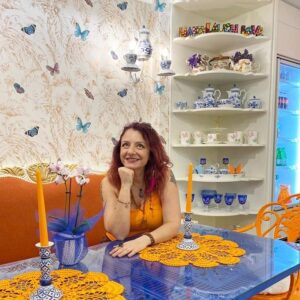 Ayşe Burcu Eren Instagram - Ayrılamıyor musun hala Çekirge O'ndan?

O'nu deliler gibi sevdin değil mi?

ONU.
O?
KİM?
Sen sevdiğin için o oldu.
Anlasana.

Dur hemen hatırla!
Nasıl başladın sevmeye.
Şöyle bir gözden geçir kendini

Seven sensin.
Kalbinden gelen o muhteşem duygu.

Sen onu o kalbindeki duyguyla sevgi öznesi yaptın.
Onu en güzel duygularla donattın.
En güzel sıfatlarla bezedin.
Ona kalbinin en güzel yerinde yer ver verdin.

Hepsini Sen yaptın Çekirge!
Uyan!
Sen sevdiğin için 
O senin sevdiğin O!

Tutunuyorsan şimdi.
Neye tutunduğuna bak.
Ona mı?
Onu o kadar sevmeye mi?
Sevmeye mi?
😉

Haydi sevdim seni.

#ilişki
#ilişkiler
#aşk
#kadınerkekilişkileri #farkındalık #motivasyon #psikoloji #sevgili
