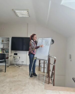 Ayşe Burcu Eren Instagram - 🎈Dersimiz: Profesyonel Bilişsel Koçluk akreditasyonu "Koçlukta T Modeli" 

🎈Bilinçli Farkındalık Eğitiminin ardına Koçluk akreditasyonunda ilerleyen öğrencilerimiz, güçlü bir maratona hazırlanıyorlar.

🎈Kisisel Gelisim Profesyoneli olabilmenin birinci kuralı, öncelikle kendi yolunu aydınlatabilmek için, arayışa çıkıp, yollara düşmektir.

🎈Zira, sen yola çıkarsan, yol sana açılacaktır.

🎈Öyleyse yolunuz açık olsun canlar.🎈💫

@erencoaching & @lideregitimdanismanlik işbirliği ile.💌

#mindfulnesspractitioner #profesyonelbilişselkoçluk 
#profesyonelkoçluk #yaşamkoçluğu #psikoloji
#motivasyon #farkındalık