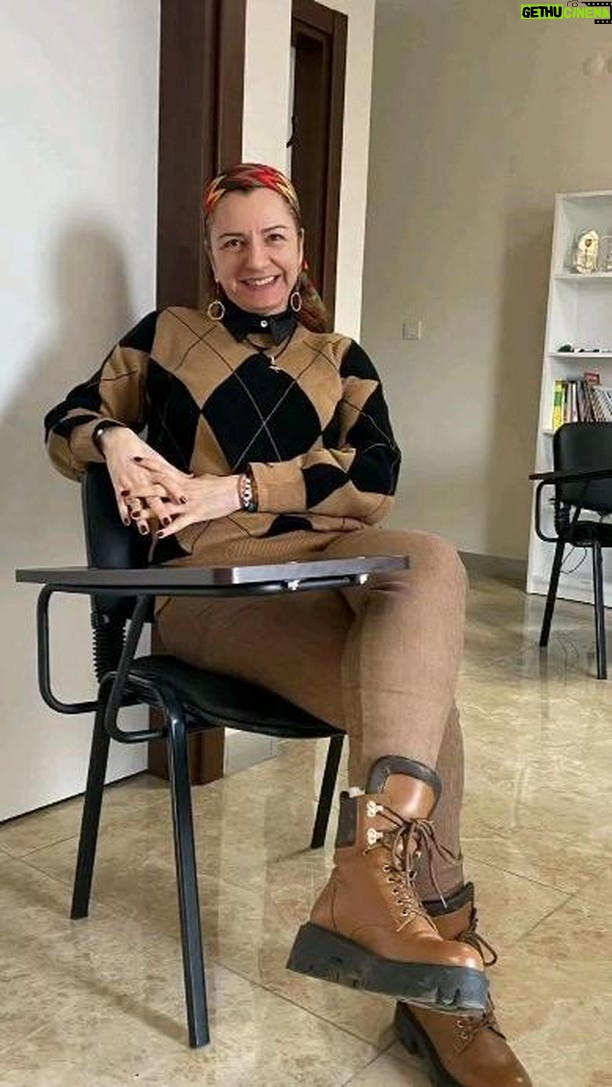 Ayşe Burcu Eren - 742 Likes - Bir gün gelecek ve kendine şunu söyleyeceksin Çekirge:
"Sanırım benim için artık her şey bitti."😔
Tam da bu noktada sana şunu söylemek isterim.
"Sadece kendine yaklaşmaya ihtiyacın var."👌
Uzun zamandır, bedenin de zihnin de koşturup duruyor. Ruhun çoktan geride kaldı.✔️
Kalbinin yerini bile bilmiyorsun. Haydi göster.📌
Kendine şevkat göstermeyi çoktan unuttun.✔️
🎈Birilerine hep evet dedin.
🎈Huzurunuz bozulmasın diye, sesini çıkarmadın. 🎈Saygıdan dedin, sınırlarının aşılmasına izin verdin.
Sen yetişkin bir birey olmanın sorumluluklarını aldığını sandın.
Oysa sırtına yüklendiğin duygular, seni yetişkin olamamanın kucağına bıraktı.😔
Sonuç: Çıkmaz bir sokakta çaresiz hissediyorsun.😔
Her zaman senin için yaşamın başladığı yete git ve oradan bak hayata.
Yaşamı öğrendiğin yere yani.☘️
Oradaki çocuğa şöyle bir bak. Neye ihtiyacı var? Anlamaya hissetmeye çalış.
Evet! Sevgiye, anlaşılmaya ve değerli hissetmeye ihtiyacı var. Haklısın!✔️
Çıkmaz bir sokakta çaresiz hisseden bugünkü sen değilsin. O!
Şimdi onu tüm bu duygularla donatma zamanı.🦋
Hazırsan başlıyoruz!
#sevgi
#aşk
#kalp
#Psikoloji
#motivasyon
#farkındalık