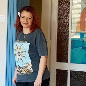 Ayşe Burcu Eren Instagram - Zifir karanlığımdan nasıl çıktım?

Güzel günler nasıl oluşur bilir misin Çekirge?

Sen zor günler yaşarsın.
Zorlanırsın, çabalarsın.
Yol engebelerle doludur.
Yıkılırsın, dökülürsün.
Yara bere içinde kalırsın.

Durursun, beklersin.
Bitti dersin.

BİTMEZ!

Sadece daha çok azalırsın.
Yol daha engebeli olur.
Üstüne bir de etraf kararmaya başlar.

Karanlık çoğalır.
Yol kuyuya döner.
Seni aşağıya çeker.

Sen kuyunun başında 
Bir karar verirsin.

Ya bu kuyunun dibi.
Ya bu bildiğim yara bereler.

İşte orada bir seçim yaparsın Çekirge!

Kuyuya bırakırsın kendini.
Kuyunun ta en dibine
Kör karanlığın ortasına.

Orası görüp görebileceğin
En karanlık siyahtır.
Kendini bile göremediğin
Zifir.

Zifrin akışkan ve belirsiz kollarına bırakırsın kendini.
Öylece dingin ve bitmiş.

Sonra çok ilginç bir şey olur.
Bu bırakıştan bir huzur 
Bu huzurdan bir ışık hasıl olur.

Sanki umut gibi.
Işığa bakar, seyre dalarsın.
Kalp atışların hızlanmaya başlar.

Elin kolun zifrin belirsiz karanlığında 
Ayan beyan ortaya çıkar.

Işık çoğalır.
Yol belirir.
Sen yolun başında hiç tanışmadığın bir güçle
Yolculuğa başlarsın.

İşte güzel günler oluşmaya, tam da burada başlar Çekirge!

Yolun Açık Olsun.
Seni Seviyorum 
💜🙏

#çekirgesohbetleri 
#çekirgeedebiyatı 
#çekirgesohpetleri 
#çekirgeduası 
#psikoloji 
#motivasyon 
#farkındalık 
#instaedebiyat 
#instagood 
#instamood