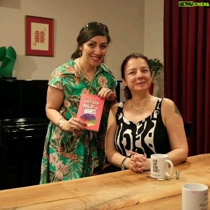 Ayşe Burcu Eren - 154 Likes - Müjdat Hocam( Müjdat Gezen) şöyle derdi.
"Bırakın onu bunu biriktirmeyi. İnsan biriktirin insan"
Yeni yeni hayatı anlamlandırmaya başladığım yıllarda, bu sözler hep kulağıma küpe oldu.
Ben biriktirmeye çalıştıkça, elekten süzülüp durdu bir çoğu.
Kalanlarla yola devam ediyorum. Bu sözü ilk duyduğumdan bu yana 27 sene geçti.
Belki 27000 insanı kalbimin süzgecine almışımdır.
Yo abartmıyorum. Daha bile fazla olabilir.
Süzgeçte kalanlarla yola devam ediyoruz.
Evvel Allah.
Bu güzellikler de onlardan işte.
İki güzel Çekirge
Kalplerinin güzelliği yüzlerine vuruyor.
@elifkuranenerjinikesfet
@duygutunc81
İyi ki varsınız.❤