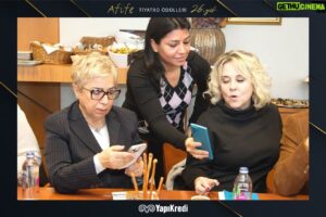 Ayşe Erbulak Instagram - Yapı Kredi Afife Tiyatro Ödülleri @yapikrediafifetiyatroodulleri 
Toplantıları çok keyifli geçiyor.
Hele @haldundormen ile sohbet.
Düşünün neredeyse asırlık bir çınar ben doğarken babamla kapıda bekliyor, sonra ben Küçük Sahne’de tiyatronun ne olduğunu öğreniyorum ardından ilk kozam Dormen Tiyatrosu (Bugünkü Ses 1881) oluyor, her oyunu defalarca seyrediyorum, Kent Oyuncuları konuk tiyatro oynarken artık tiyatronun hamurunda yoğuruluyorum. Zamanın en şahane oyuncularının kucaklarında oturuyorum takma bıyıkların söküyorum ayakkabılarını kostümlerini giyiyorum matine suare arası oynanan oyunun dekorunda kendi kendime oyunlar oynuyorum.
Sonrasında yurt dışı dahil çok yerde tiyatro yapıyorum ve ben doğarken kapıda bekleyen adamla yıllar sonra karı koca oynuyorum rolle ödül alıyorum.
Şimdi de aynı platformun bir neferi olmaktan büyük keyif alıyorum:)))