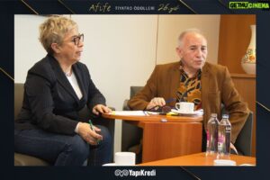 Ayşe Erbulak Instagram - Yapı Kredi Afife Tiyatro Ödülleri @yapikrediafifetiyatroodulleri 
Toplantıları çok keyifli geçiyor.
Hele @haldundormen ile sohbet.
Düşünün neredeyse asırlık bir çınar ben doğarken babamla kapıda bekliyor, sonra ben Küçük Sahne’de tiyatronun ne olduğunu öğreniyorum ardından ilk kozam Dormen Tiyatrosu (Bugünkü Ses 1881) oluyor, her oyunu defalarca seyrediyorum, Kent Oyuncuları konuk tiyatro oynarken artık tiyatronun hamurunda yoğuruluyorum. Zamanın en şahane oyuncularının kucaklarında oturuyorum takma bıyıkların söküyorum ayakkabılarını kostümlerini giyiyorum matine suare arası oynanan oyunun dekorunda kendi kendime oyunlar oynuyorum.
Sonrasında yurt dışı dahil çok yerde tiyatro yapıyorum ve ben doğarken kapıda bekleyen adamla yıllar sonra karı koca oynuyorum rolle ödül alıyorum.
Şimdi de aynı platformun bir neferi olmaktan büyük keyif alıyorum:)))