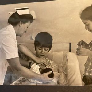 Ayşe Erbulak Instagram - Bu haftanın #tbt fotoları @erbulaksevinc ‘ın Pandora Kutusundan geldi beni taaaa nerelere götürdü. Evet ben bu küçük hanımın abla annesiyim♥️🌺