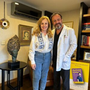 Ayşen İnci Instagram - Bir insan hem mesleğinde mükemmel,hem sonsuz bir tevazu sahibi hem son derece zarif olabilir mi?İşte örneği.Sevgili Ümit Aktaş,sizi tanımış olmaktan gurur ve mutluluk duyuyorum.