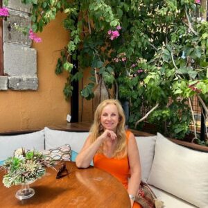 Ayşen İnci Instagram - Konak Pier'de Point Akademi workshop öncesi sevgili dostlarla kahvaltı anısı.