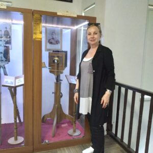 Ayşen İnci Instagram - 1876 yapımı fotoğraf makinesi önünde.Malatya fotoğraf makinesi Müzesinde.