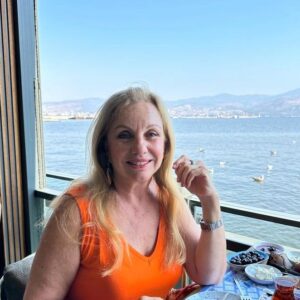 Ayşen İnci Instagram - Konak Pier'de Point Akademi workshop öncesi sevgili dostlarla kahvaltı anısı.