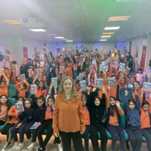 Ayşen İnci Instagram - Başakşehir Savcı Selim Kiraz okulunun sevgli çocuklarıyla imza gününden.