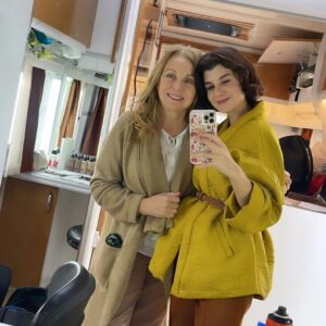 Ayşen İnci Instagram - Sevgili Yeliz'le karavanda.Adresi olmayan ev filminin setinde.