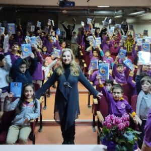 Ayşen İnci Instagram - Tınaztepe İlkokulu'nun sevgili öğrencileri ile. Gizem İzcileri İstanbul kitabımın söyleşi ve imzası.