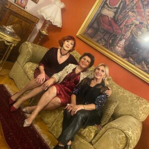 Ayşenur Yazıcı Instagram - @_dreamansion_  Büyükada bir konak! Ama nasıl tarihi güzellikler içinde anlatamam. Doğumgünü daveti olmasaydı keşfedemeyecektim. Odaları, yemekleri, manzarası huzuru efsane. 
@pinarsimon @zeynep_kasimlioglu @ipekkirpiklerim ve nice dostla çok güzel bir gün geçirdik. Yılbaşı için de rezervasyon yapıyormuş... Mutlaka sayfasına göz atın, burası bir huzur cennet parçası 
@gul.sen34 @canylmaz_sebnem