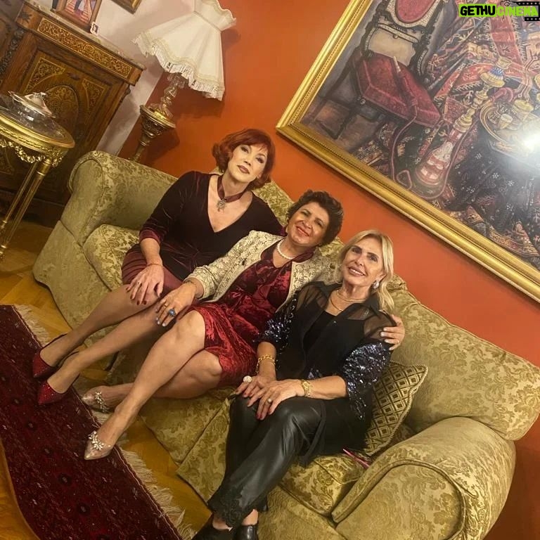 Ayşenur Yazıcı - 1K Likes - @_dreamansion_ Büyükada bir konak! Ama nasıl tarihi güzellikler içinde anlatamam. Doğumgünü daveti olmasaydı keşfedemeyecektim. Odaları, yemekleri, manzarası huzuru efsane.
@pinarsimon @zeynep_kasimlioglu @ipekkirpiklerim ve nice dostla çok güzel bir gün geçirdik. Yılbaşı için de rezervasyon yapıyormuş... Mutlaka sayfasına göz atın, burası bir huzur cennet parçası
@gul.sen34 @canylmaz_sebnem