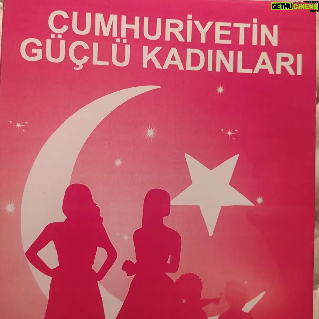 Ayşenur Yazıcı - 668 Likes - 100.yılında 🥰 güçlü kadınlarımızın başarı hikayelerinin yer aldığı
#cumhuriyetingüçlükadınları kitabının lansmaninda güçlü bir kadına ödülünü vermekten onur duydum @pinarsimon başarıların daim olsun. Atatürk yolunda üreten sen, benim de kahramanımsın. 🇹🇷♥️