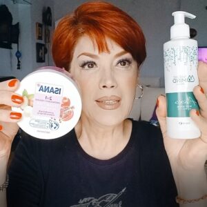Ayşenur Yazıcı Instagram - Kırkağaç'tan döndük. Youtube kanalımda, 2 farklı vücut peelingini karşılaştırdığım video yayında. #reklam değil #sponsorlu değil Kendim para verip aldım. Mesleğim gereği ikisinin içeriklerini karşılaştırdım. Ne birini ne diğerini kötülemedim. 
"Ayşenur'la Bedava Hayat Dersleri" adlı kanalda yayında. . Batıklar ve kuru pullanan bacaklar için haftada 2 kez banyo çıkışı uygulanan bu granüllü masaj kozmetikleri hem ölü hücreleri hem kalınlaşmış kuru tabakayı temizler. İçindeki besleyici yağlarla derinin nemini hapseder. Hücre yenilenmesini teşvik eder ve batan kıl köklerinin sağlıklı çıkmasına yardım eder. Yumuşacık, ton farkı olmayan canlı ve nemli vücut yüzeyi hazırlar. 
#isana #naturemind #vücutpeelingi #değerliyağlar #kılbatıkları #nuredermkozmetik #rossmann #kayısıçekirdeği #narçekirdeği