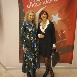 Ayşenur Yazıcı Instagram - 100.yılında 🥰 güçlü kadınlarımızın başarı hikayelerinin yer aldığı 
#cumhuriyetingüçlükadınları kitabının lansmaninda güçlü bir kadına ödülünü vermekten onur duydum @pinarsimon başarıların daim olsun. Atatürk yolunda üreten sen, benim de kahramanımsın. 🇹🇷♥️