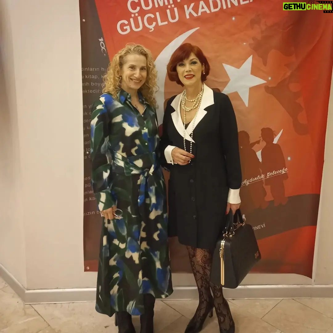 Ayşenur Yazıcı - 668 Likes - 100.yılında 🥰 güçlü kadınlarımızın başarı hikayelerinin yer aldığı
#cumhuriyetingüçlükadınları kitabının lansmaninda güçlü bir kadına ödülünü vermekten onur duydum @pinarsimon başarıların daim olsun. Atatürk yolunda üreten sen, benim de kahramanımsın. 🇹🇷♥️