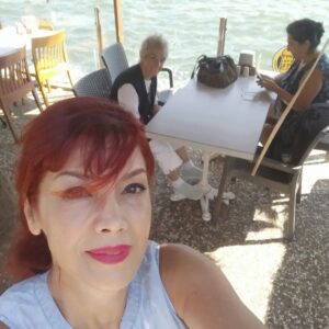 Ayşenur Yazıcı Instagram - Az önce Girne caddesinden geçtim. Oğlumun 1 yaşındaki hali balkon demirlerini tombik elleriyle tutmuştu. Annem 50 yaşındaki haliyle mutfakta, babam salonda gazete okuyordu. Kizkardesim folklor ekibiyle gösteriye gitmişti. Ben, 66 'lık yaşımla, bebek oğlumun arkasindaki 29 yaşındaki Ayşenur'un gözlerine baktım. Seni seviyorum dedim. Sen geçen yılların telvesini içine dert etme. Dert etme dedim.