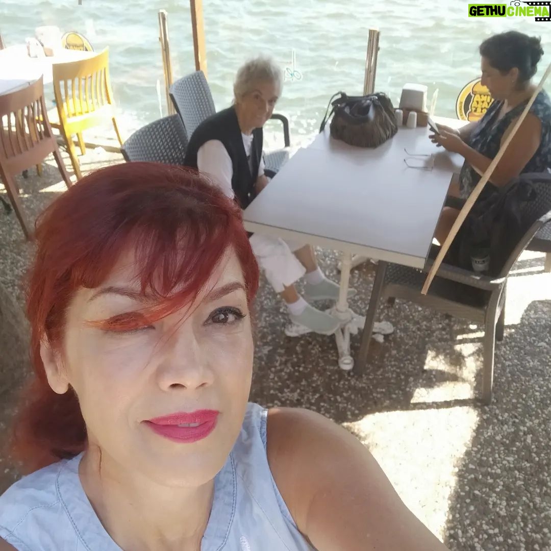 Ayşenur Yazıcı - 1K Likes - Az önce Girne caddesinden geçtim. Oğlumun 1 yaşındaki hali balkon demirlerini tombik elleriyle tutmuştu. Annem 50 yaşındaki haliyle mutfakta, babam salonda gazete okuyordu. Kizkardesim folklor ekibiyle gösteriye gitmişti. Ben, 66 'lık yaşımla, bebek oğlumun arkasindaki 29 yaşındaki Ayşenur'un gözlerine baktım. Seni seviyorum dedim. Sen geçen yılların telvesini içine dert etme. Dert etme dedim.