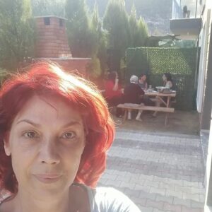 Ayşenur Yazıcı Instagram - Ben bugün 66 oldum. Benim için pek bir şey işaret etmese de ... ne makyaj yapmak istiyor canım ne cici bir şey giyinmek. Eylül hüznü diye bir hava vardır ya hah işte ondan tuttu ruhum nedense. Ayın 13 ünde doğmuş tüm arkadaşlarımı arayıp yaş günlerini kutladım. Geçici yaşlar bunlar. Bir yıl sonra 67 sonra 68 sonra 69 oluyor insan ☺️ halbuki ben beştaş oynamak istiyor ve annemin puding tenceresinin dibini sıyırıp pencereden yandaki tarladaki tavukları seyretmek, sonra radyoda piyes dinlemek istiyorum.
Mültecilerin kapağı kırılmış barajdan akar gibi evime dolmasını görmek istemiyorum.
Yalan söyleyen haber kanallarının ekranını kırmak , zillerine basıp kaçmak istiyorum
Plajda güneş batarken kumdan kale yapmak, ara sıra başımı kaldırıp anne babamı orada sahilde oturup beni kolladığını göz ucuyla görmek istiyorum
Bitiremedigim romanimi tamamlamak , bahçeyi hortumla saatlerce hiç bir şey düşünmeden sulamak istiyorum.
Çık git evden diye birilerinin beni kovalamasından tırsıyorum.
Akşam sokaktan eve girmedigimde annemin "baban geldi eve gel" dediğini duymak istiyorum.
Büyüdükçe acıyor her şey...
Yine de sağlıklı yaş aldım diye sevinmek gibi bir şey var cepte! Buna da şükür.
Şükür.