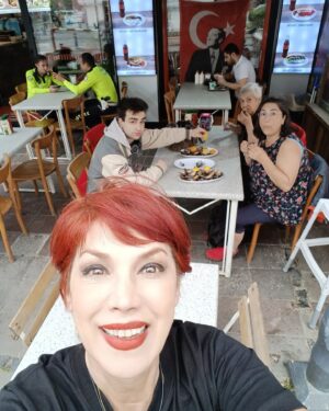 Ayşenur Yazıcı Instagram - Genç kızlığımın yolları... Annem yeğen, kız kardeşim Benden mutlusu yok. 😇😇😇😇😇 #midyedolma @kordonmidyecisii Canım izmir🥰 Midye ile başlanır. Kumru ile devam edilir. Sabaha boyoz...