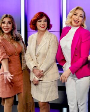 Ayşenur Yazıcı Instagram - Breaking News⚡️💥🌪️🌥️☔️💦⛱️🎥📺🎞️🟪🕘 öncelikle değerli televizyon dehamız @aysenuryaziciaysenur 💰yeniden ekranlarda 👏👏🧿veee bizim @perapalacehotel  toplantımızın ,çok ses getiren etkinliğini Ana habere 📺 taşıdı😂😂😂🙃 :)). @cumhuriyetinguclukadinlari 💃nın da katıldığı bu dönem etkinliği sanırım çok alkış aldı👏👏👏 Bu ara da #ekotürk yayîn kanalından ben de sunuculuk teklifi aldım...Hangi haberi mi sunacağım??? sayfaları  kaydırınca sanırım anlaşılacak😉Ôzlem cim 🌷@ozlemesraada ❤️ inan bana büyük bir transfer parası teklif ettiler💰💰💰 pek ön planda olmayı sevmesem de;🥹 5 milyon 💰💰💰a HAYIR diyemedim... Yalnız ,sana üzücü bir haberim var🥲🥲Yarın ,masan da bir zarf bulacaksın. Yüreğine inmesin 😭😭diye ben şimdiden söylüyorum içinde yazılanları...Kibarca 3 kelime🎥📺 YOU ...ARE ....FIRED.😩😩😈❌ transfer parasından sana da veririm benim gönlüm zengin canım😂😂😂😂😉🌷💐❤️ #pembemasa 🌸