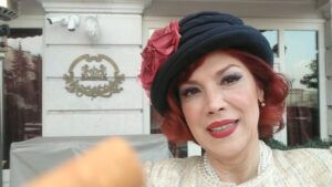 Ayşenur Yazıcı Instagram - @pinarsimon Pera palas'ta "style woman by pınar simon" etkinliğinden görüntüler derledim. Zamanda yolculuk gibi her devirden tarzlar bir araya geldiği toplantıda kimler yoktu ki... Soprano canımın içi 😍 @ben.esmaer ❤️ Tasarım literatürüne adını yazdırmış Oscar törenlerinin tasarımcılarından ressam aktivist @emreerturkdesign Takı tasarımının sihirbazı @cananyolacstamboul @lorientblanc L'orient Blanc'ın yaratıcısı @zeynozan 
La Mer Designs' takılarının ustası Merve Bilgen @lamerdesigns_handmade ve tarz konusunda kendine bir yapı kurmuş günümüzü güzel kılan tarz hanımefendiler kıymetli konuklar... Nasıl güzel bir zaman yolculuğuydu anlatamam. Emeği geçen herkese teşekkürlerimle...
@perapalacehotel #zamandayolculuk #1940s #1950s #1960s #1930s #ünlütasarımcı #emreerturk #cananyolacstamboul #pınarsimon