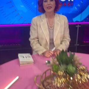 Ayşenur Yazıcı Instagram - Breaking News⚡️💥🌪️🌥️☔️💦⛱️🎥📺🎞️🟪🕘 öncelikle değerli televizyon dehamız @aysenuryaziciaysenur 💰yeniden ekranlarda 👏👏🧿veee bizim @perapalacehotel  toplantımızın ,çok ses getiren etkinliğini Ana habere 📺 taşıdı😂😂😂🙃 :)). @cumhuriyetinguclukadinlari 💃nın da katıldığı bu dönem etkinliği sanırım çok alkış aldı👏👏👏 Bu ara da #ekotürk yayîn kanalından ben de sunuculuk teklifi aldım...Hangi haberi mi sunacağım??? sayfaları  kaydırınca sanırım anlaşılacak😉Ôzlem cim 🌷@ozlemesraada ❤️ inan bana büyük bir transfer parası teklif ettiler💰💰💰 pek ön planda olmayı sevmesem de;🥹 5 milyon 💰💰💰a HAYIR diyemedim... Yalnız ,sana üzücü bir haberim var🥲🥲Yarın ,masan da bir zarf bulacaksın. Yüreğine inmesin 😭😭diye ben şimdiden söylüyorum içinde yazılanları...Kibarca 3 kelime🎥📺 YOU ...ARE ....FIRED.😩😩😈❌ transfer parasından sana da veririm benim gönlüm zengin canım😂😂😂😂😉🌷💐❤️ #pembemasa 🌸