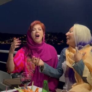 Ayşenur Yazıcı Instagram - @ben.esmaer @pinarsimon @keremseven @ahukaraduman 'a mutlu yaşlar dilemek için bir araya geldik ☺ ömrün şen olsun