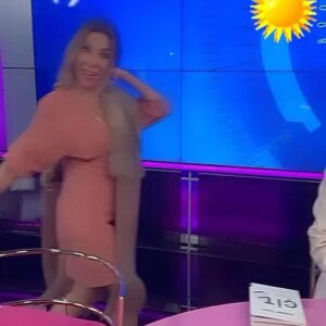 Ayşenur Yazıcı Instagram - Breaking News⚡️💥🌪️🌥️☔️💦⛱️🎥📺🎞️🟪🕘 öncelikle değerli televizyon dehamız @aysenuryaziciaysenur 💰yeniden ekranlarda 👏👏🧿veee bizim @perapalacehotel  toplantımızın ,çok ses getiren etkinliğini Ana habere 📺 taşıdı😂😂😂🙃 :)). @cumhuriyetinguclukadinlari 💃nın da katıldığı bu dönem etkinliği sanırım çok alkış aldı👏👏👏 Bu ara da #ekotürk yayîn kanalından ben de sunuculuk teklifi aldım...Hangi haberi mi sunacağım??? sayfaları  kaydırınca sanırım anlaşılacak😉Ôzlem cim 🌷@ozlemesraada ❤️ inan bana büyük bir transfer parası teklif ettiler💰💰💰 pek ön planda olmayı sevmesem de;🥹 5 milyon 💰💰💰a HAYIR diyemedim... Yalnız ,sana üzücü bir haberim var🥲🥲Yarın ,masan da bir zarf bulacaksın. Yüreğine inmesin 😭😭diye ben şimdiden söylüyorum içinde yazılanları...Kibarca 3 kelime🎥📺 YOU ...ARE ....FIRED.😩😩😈❌ transfer parasından sana da veririm benim gönlüm zengin canım😂😂😂😂😉🌷💐❤️ #pembemasa 🌸
