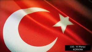 Ayşenur Yazıcı Instagram - Yüzüncü yıl marşım bitmek üzere. Pazartesi günü iki gönüllü vokalistimiz daha kayıt yaptığında çok daha kulağa gür gelecek eminim. @burakbozkurtlar klipimizi hazırlıyor. Yüzüncü yıla yakışır bir marş yaptım. Nakaratı sadece sizlere sunmak istedim.. Bakalım akılda kalıyor mu? Beğendiniz mi? Fikrinizi yazarsanız mutlu olurum. 
@keremseven @ipekkirpiklerim sizlere ne kadar teşekkür etsem az... 
Beraber söylemek isteyenlere sözler:
100 yılda ne fırtınalar geçti 
Koynuna kadar gelip, defolup gittiler 
Toprak kükrediğinde duyuyor musun 
Hakkına susamış yürür, çığ gibi Türkler 
 
Hür doğduk hür kalmayı öğrendik 
İstiklal için can vermeyi öğrendik 
Kaç pranga kırdık kaç şehit var kefensiz 
100 yıldır vatanım sanma ki sahipsiz 

Ayakların altına serilsin gökyüzü 
Toprağın sonsuz barışla bereketlensin 
İstiklal ışık olup, dökülsün yoluna 
Yüz binlerce yıl kutlu olacak sana. Korkma

Korkma Korkma Atatürk yüz bin yaşında ve yanında korkma 
Korkma Korkma Yüz binlerce yıl kutlu olacak sana. Korkma

#cumhuriyetmarşı #29ekim #2023 
#yüzüncüyıl #marş #korkmamarş