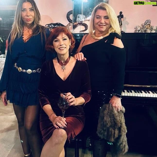 Ayşenur Yazıcı - 1K Likes - @_dreamansion_ Büyükada bir konak! Ama nasıl tarihi güzellikler içinde anlatamam. Doğumgünü daveti olmasaydı keşfedemeyecektim. Odaları, yemekleri, manzarası huzuru efsane.
@pinarsimon @zeynep_kasimlioglu @ipekkirpiklerim ve nice dostla çok güzel bir gün geçirdik. Yılbaşı için de rezervasyon yapıyormuş... Mutlaka sayfasına göz atın, burası bir huzur cennet parçası
@gul.sen34 @canylmaz_sebnem