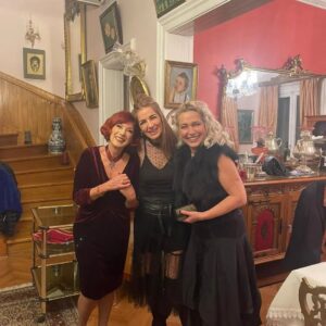 Ayşenur Yazıcı Instagram - @_dreamansion_  Büyükada bir konak! Ama nasıl tarihi güzellikler içinde anlatamam. Doğumgünü daveti olmasaydı keşfedemeyecektim. Odaları, yemekleri, manzarası huzuru efsane. 
@pinarsimon @zeynep_kasimlioglu @ipekkirpiklerim ve nice dostla çok güzel bir gün geçirdik. Yılbaşı için de rezervasyon yapıyormuş... Mutlaka sayfasına göz atın, burası bir huzur cennet parçası 
@gul.sen34 @canylmaz_sebnem
